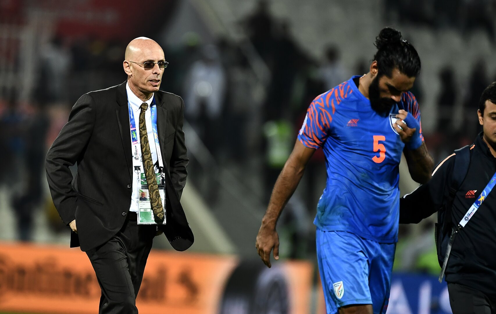 स्टीफन कांस्टेनटाइन Former India manager Stephen Constantine with Sandesh Jhingan during AFC Asian Cup