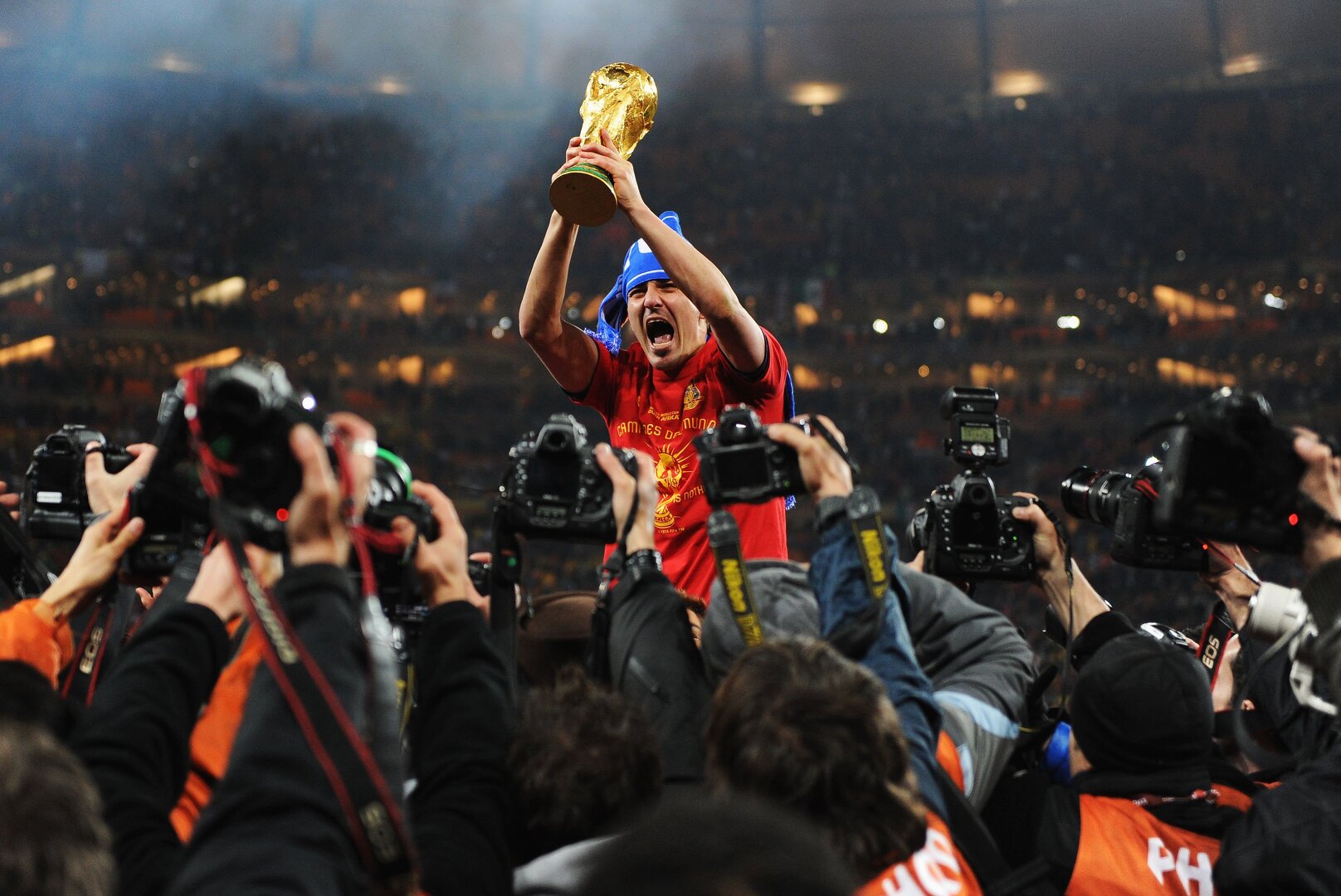 David Villa Retire Spain FIFA World Cup 2010 Trophy