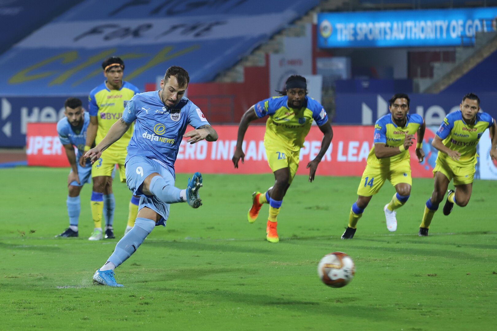 Mumbai City defeat Kerala Blasters, go on top of table