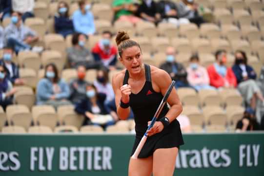 Maria Sakkari stuns defending champ Swiatek to make French Open semis