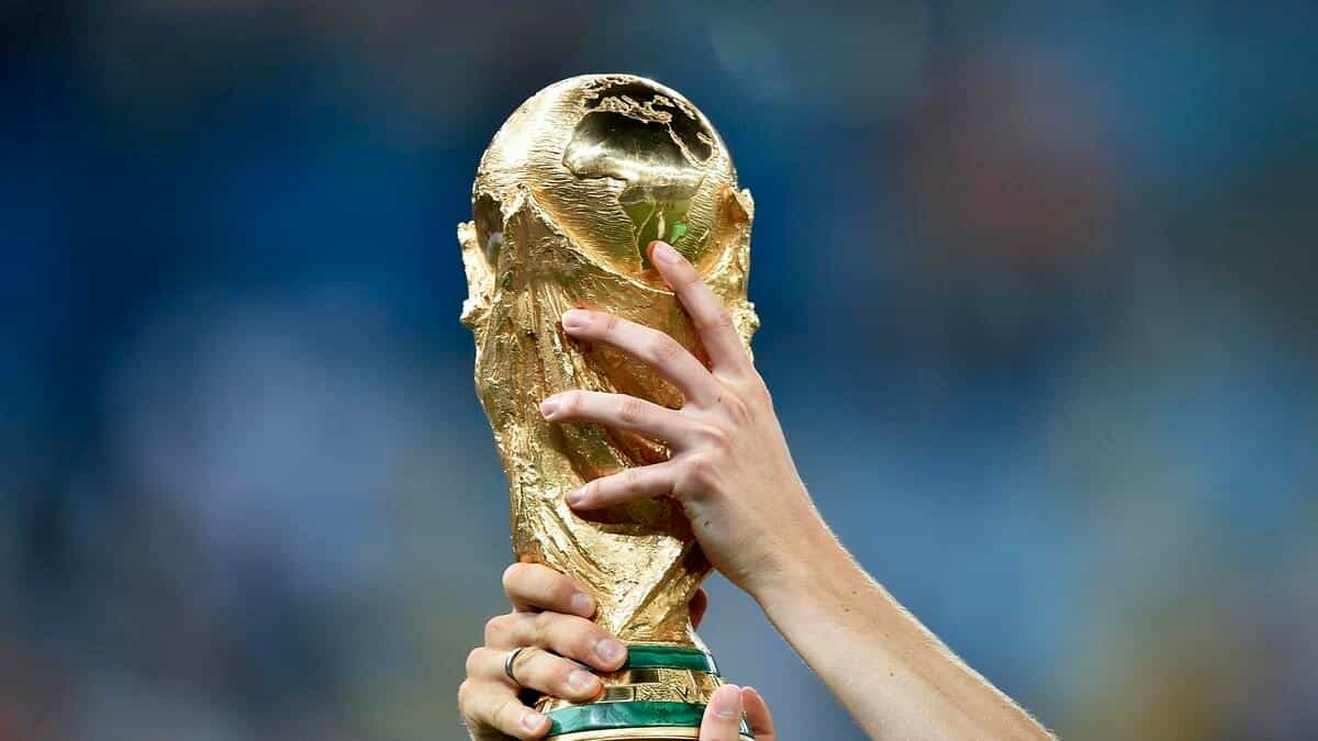 Which celebrities or footballers are attending the FIFA World Cup 2022 Final?