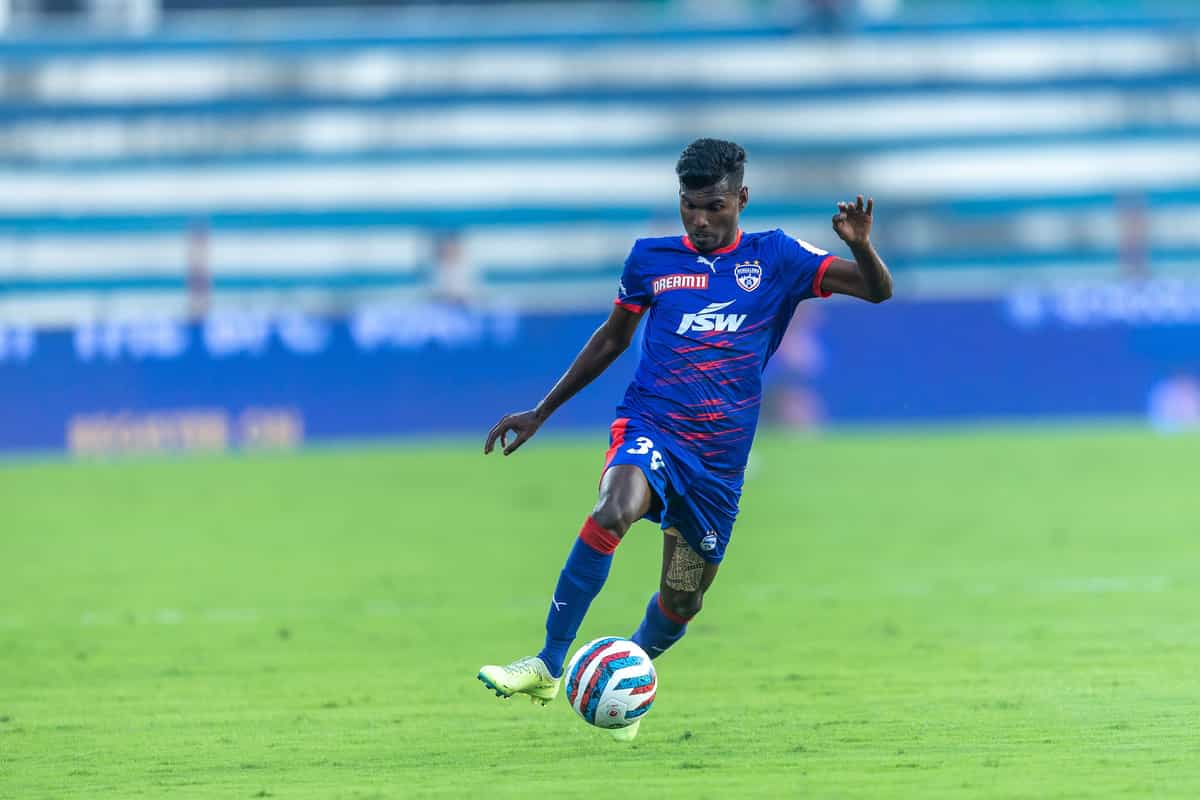 BFC striker Sivasakthi Narayanan stretchered off in ISL 9 final
