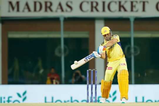 MS Dhoni becomes "7th" batsman to score more than 5000 runs in the IPL