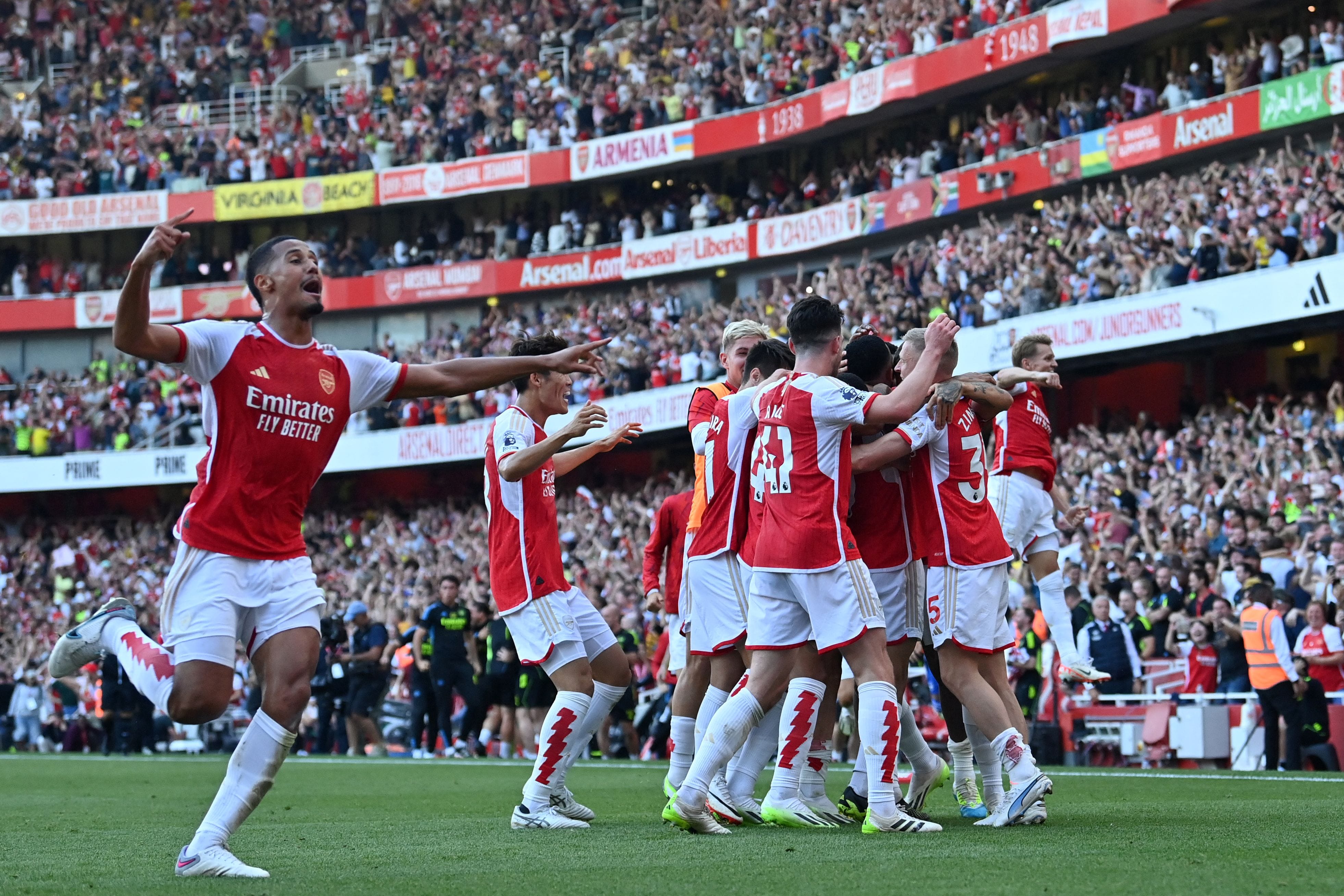 Two late goals hand Arsenal win over Manchester United