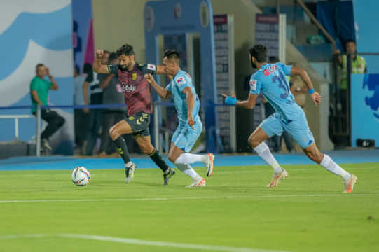 ISL 2023-24: 10-men Mumbai City split points with bottom placed Hyderabad FC