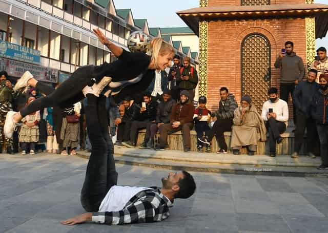 Renowned freestyle footballers Aguska & Patrick entertain Srinagar locals with their skills