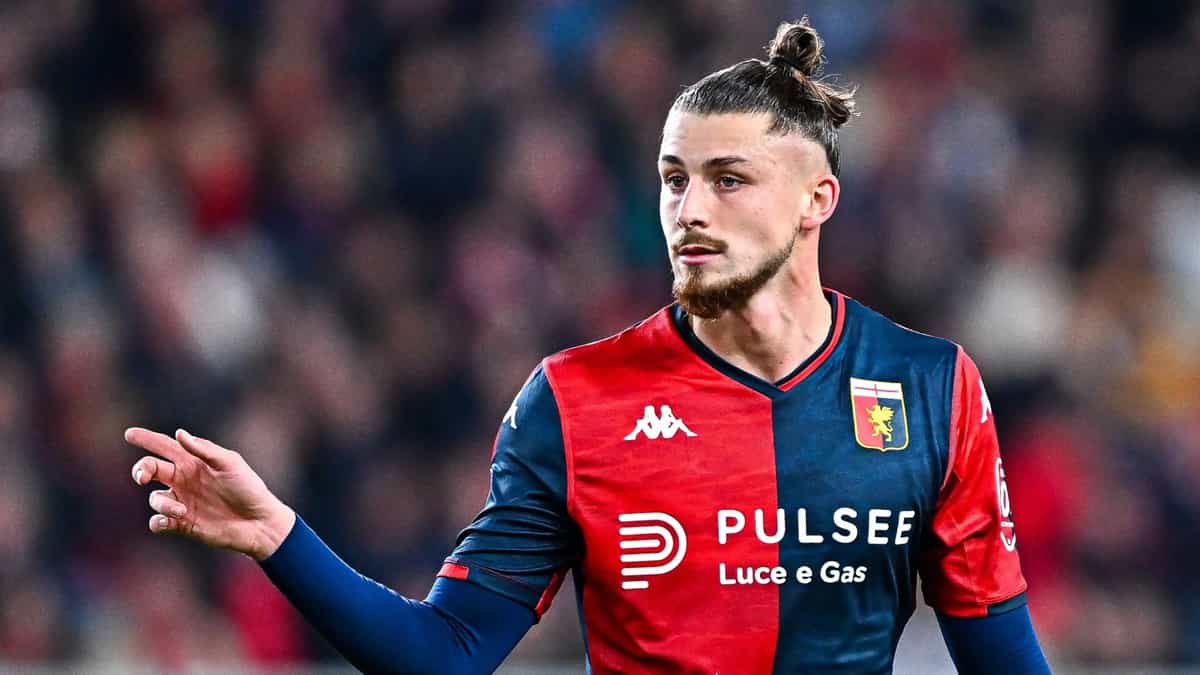 Manchester United in advance talks to sign Genoa defender Radu Dragusin