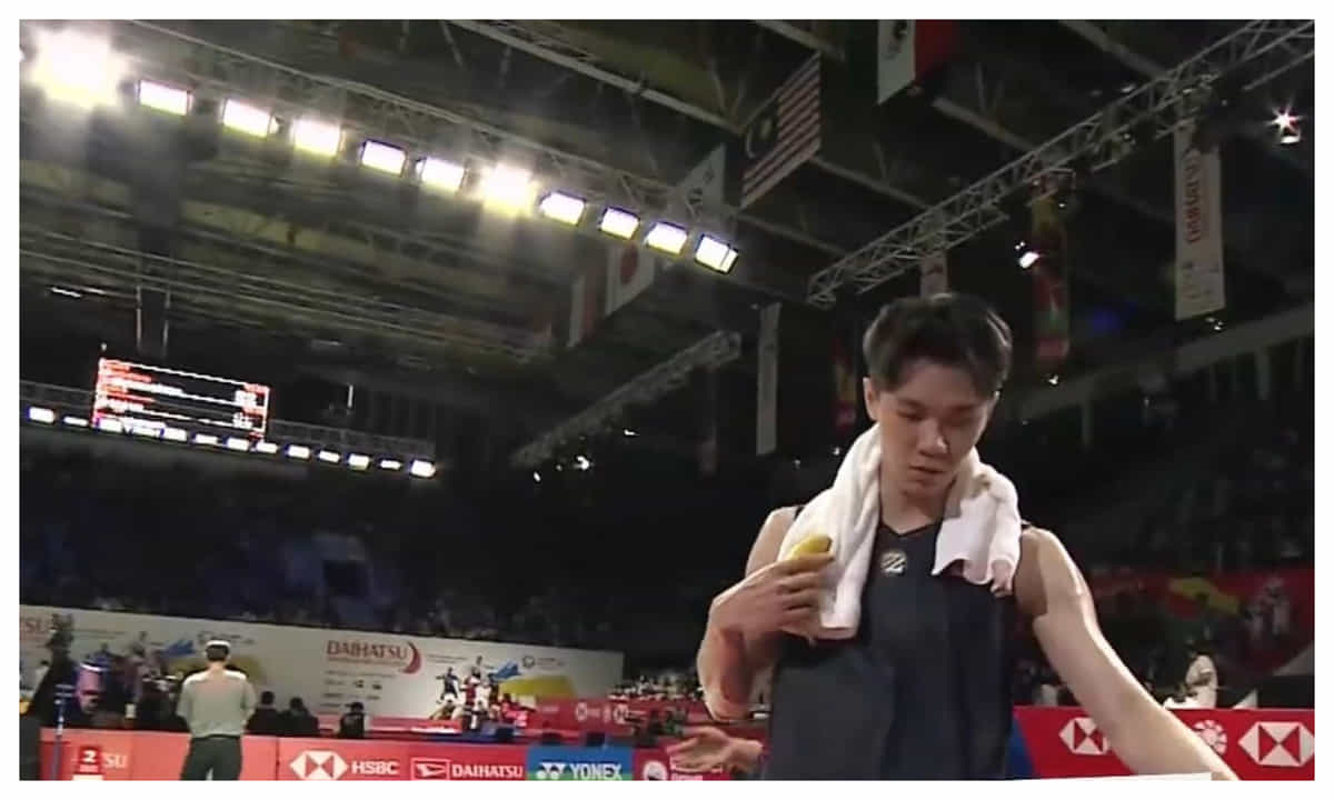 Why did Lee Zii Jia retire from his quarter-final match at Indonesia Masters 2024?