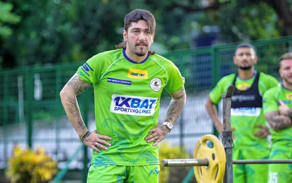 [WATCH] Dimitri Petratos gets a huge fan reception after training sessions
