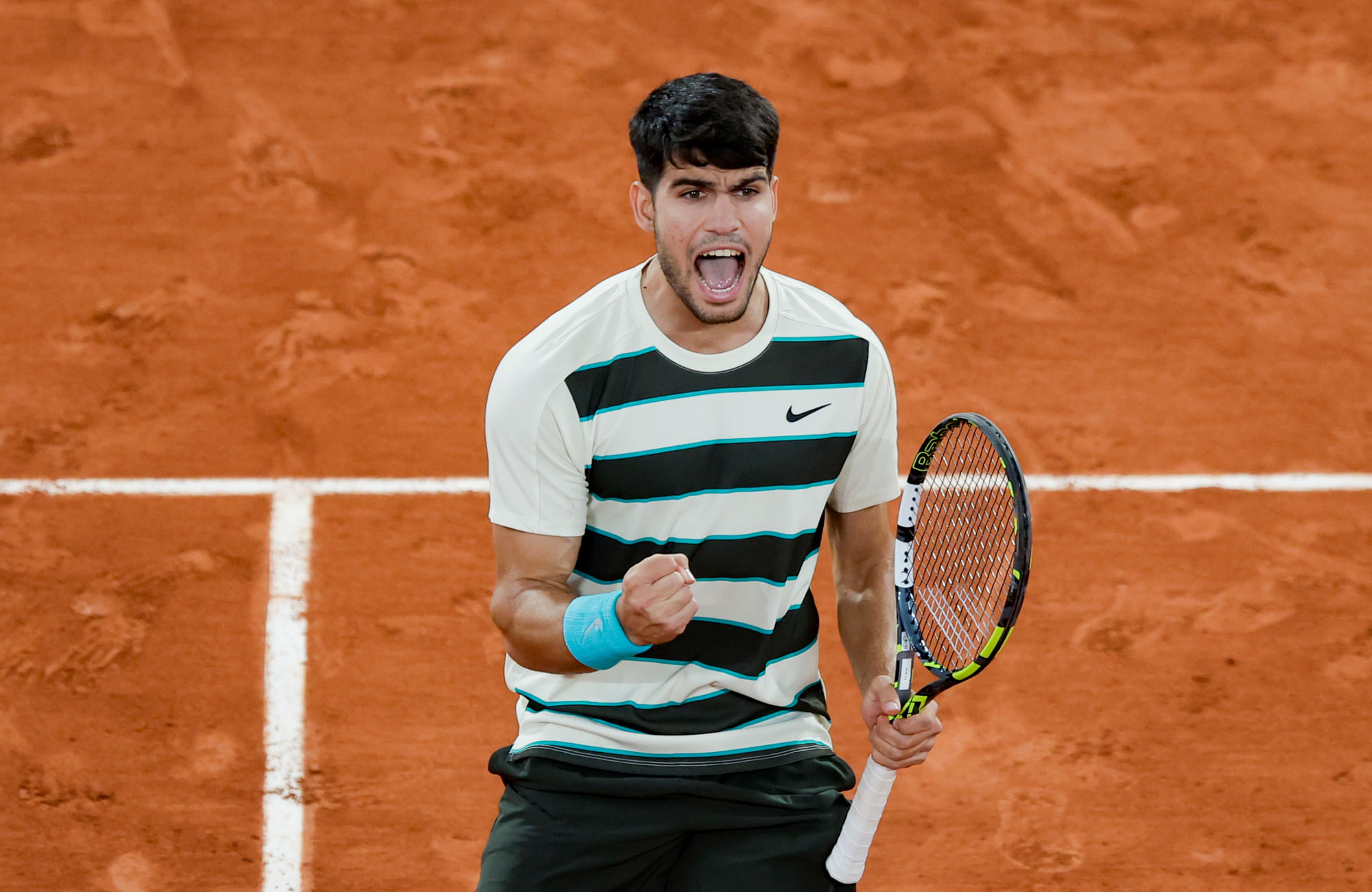 Carlos Alcaraz saves 3 championship points to beat Jannik Sinner in French Open epic