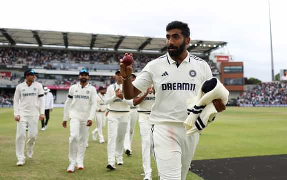 Jasprit Bumrah celebrates his 5-fer in Headingley