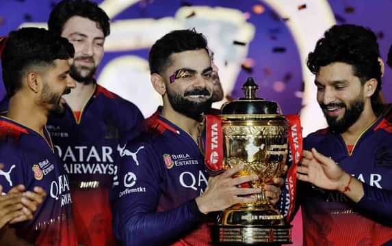 Virat Kohli lifts IPL 2025 trophy, IPL 2026
