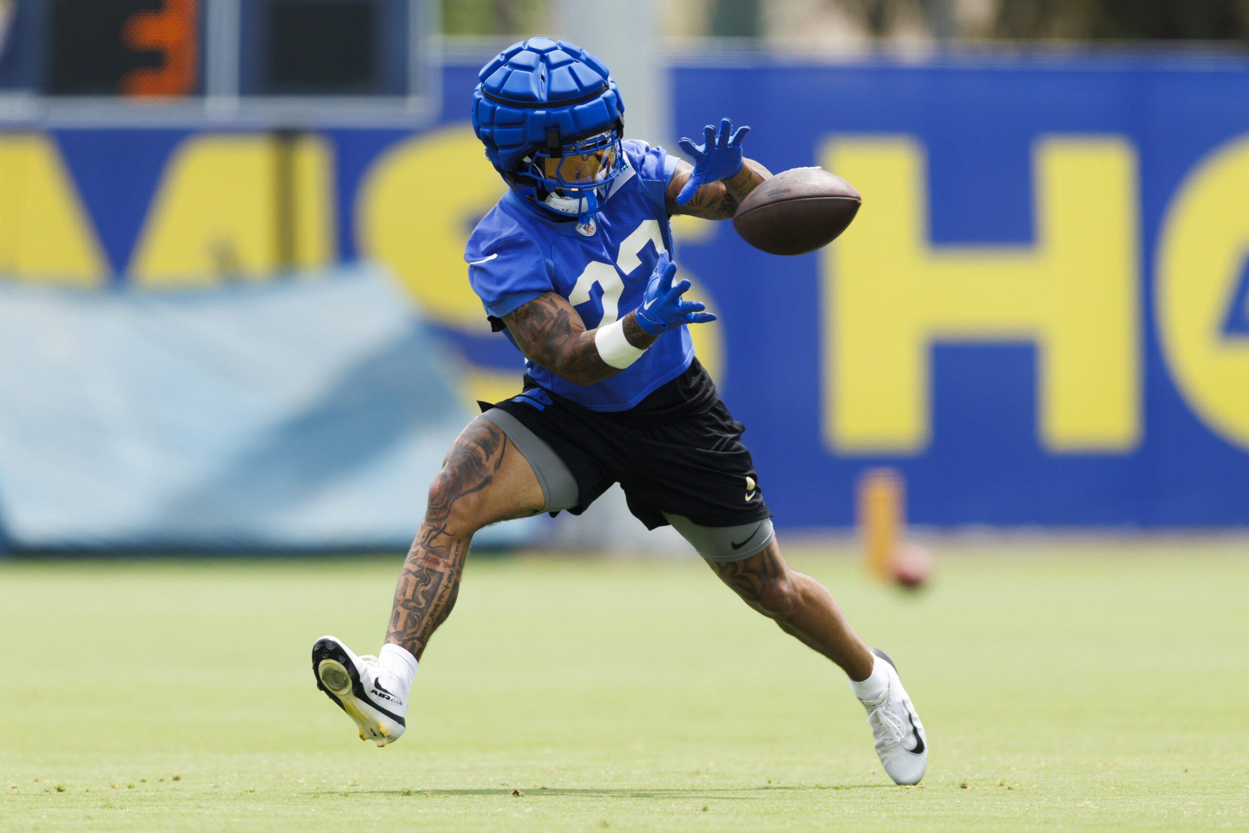 WOODLAND HILLS, CALIFORNIA - JUNE 3: Kyren Williams #23 of the Los Angeles Rams catches the ball during an OTA offseason workout on June 3, 2025 in Woodland Hills, California. (Photo by Ric Tapia/Getty Images)