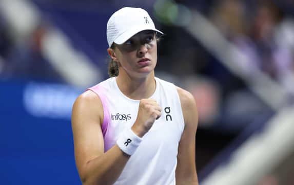 Iga Swiatek becomes first active women's singles player to reach finals on all three surfaces at Grand Slams