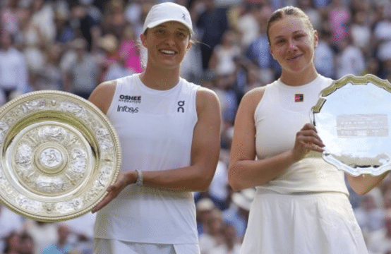 How much did Iga Swiatek, Amanda Animisova earn in prize money from Wimbledon 2025?