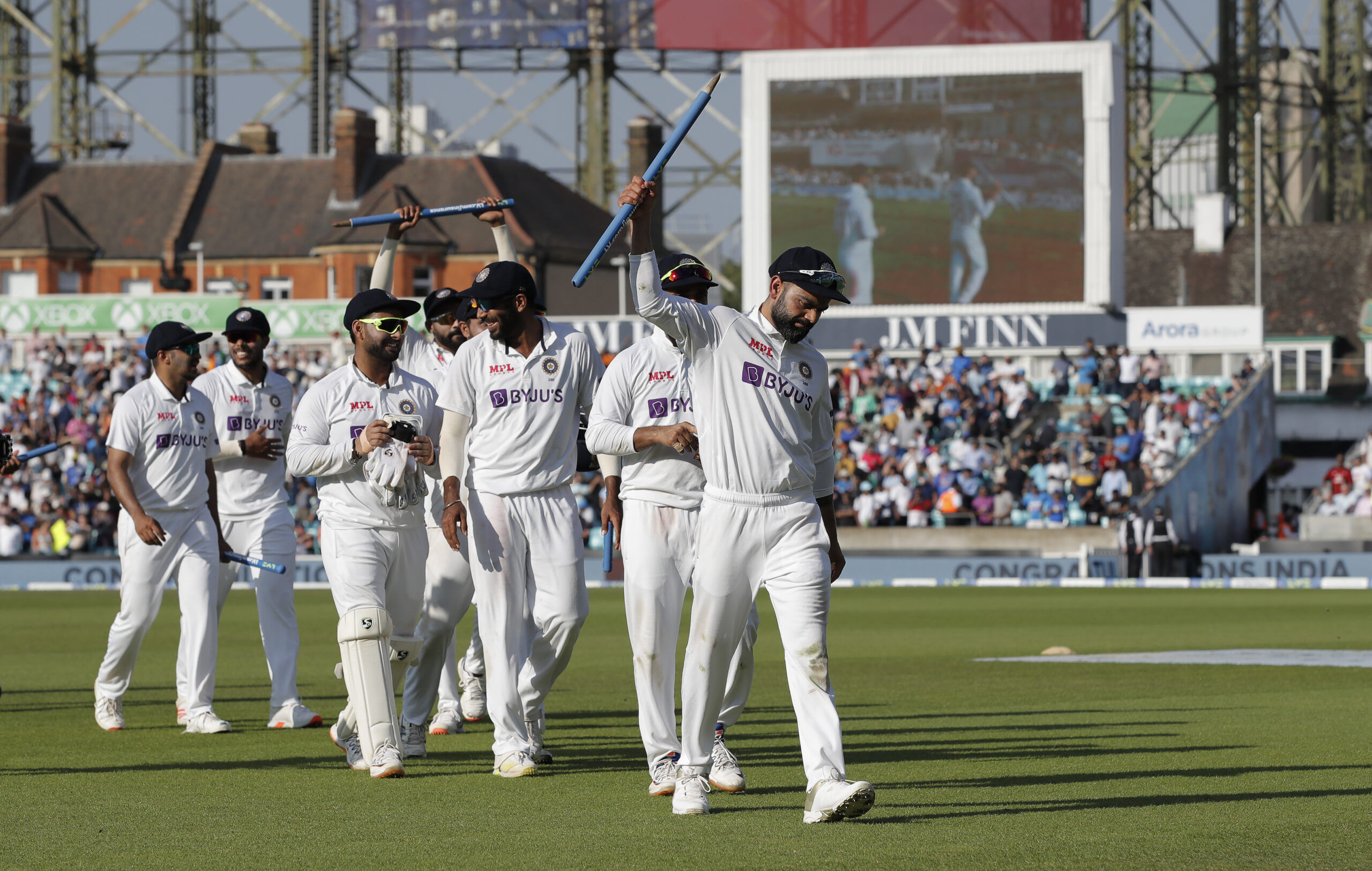 India celebrate after winning The Oval test against England in 2021