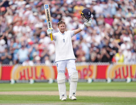 Joe Root celebrates his hundred in the Manchester test against India