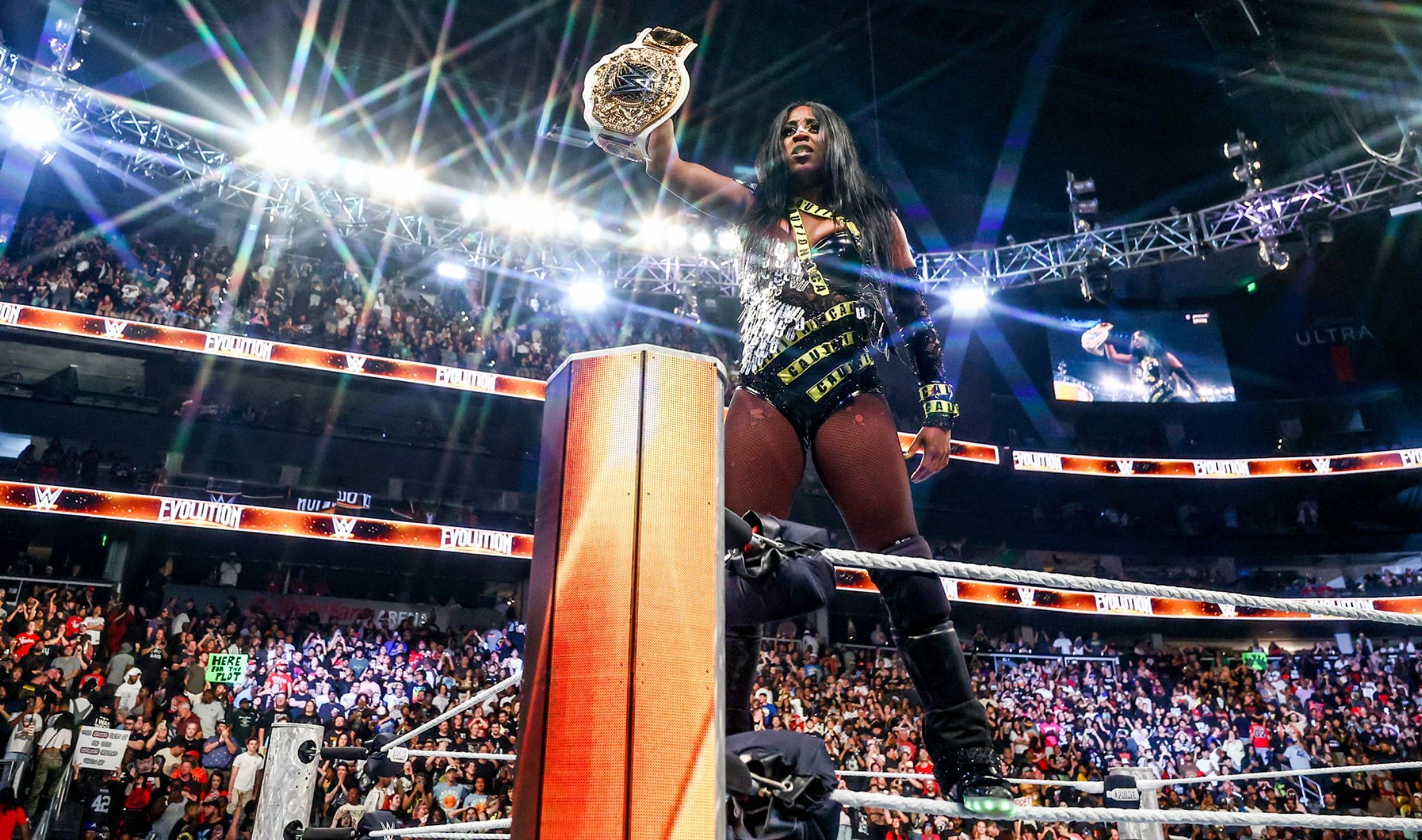 Naomi WWE Raw