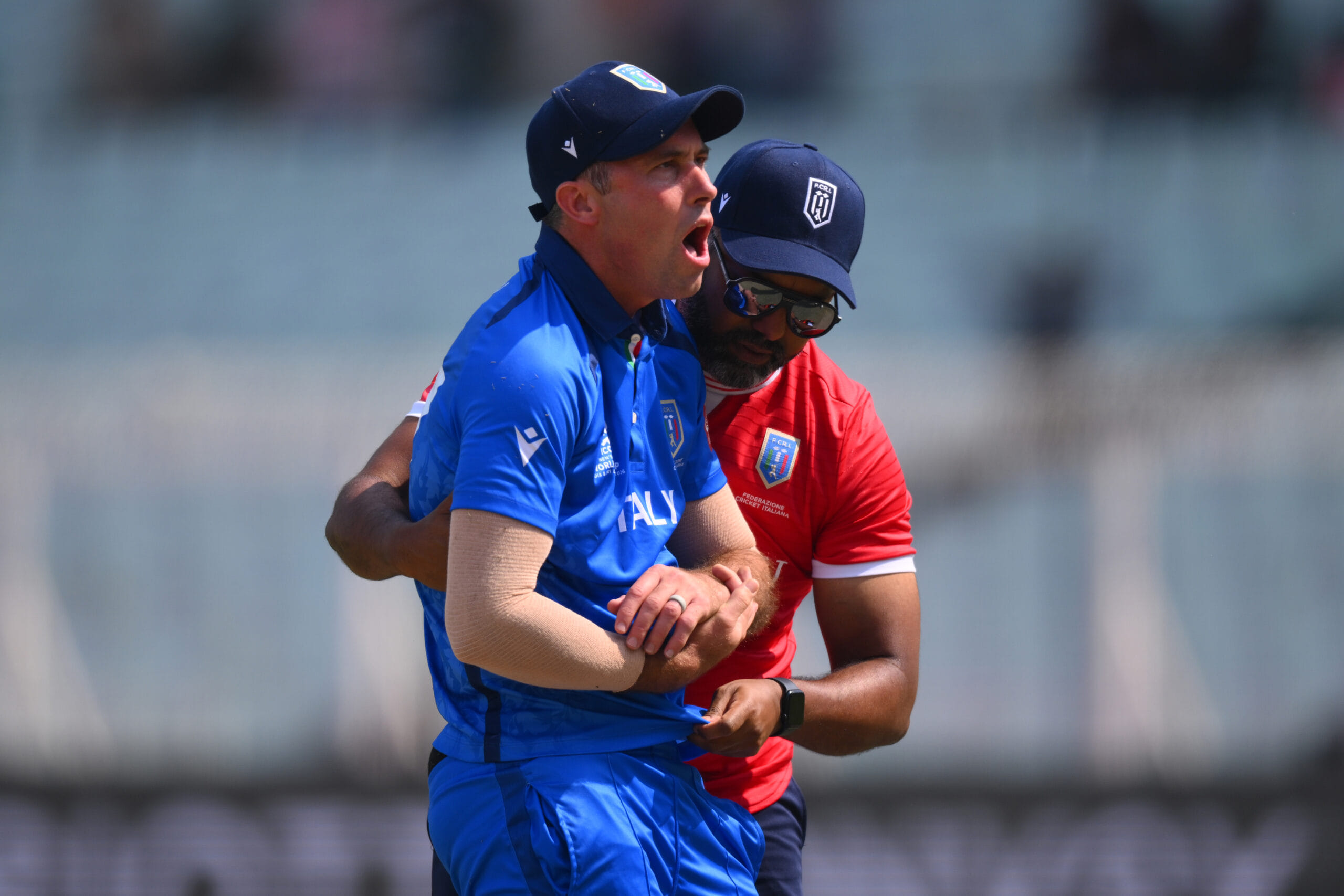 Italy Captain Wayne Madsen dislocates shoulder