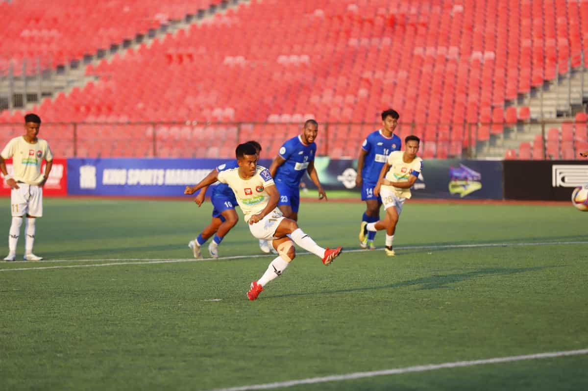 Shillong Lajong FC go top of the Indian Football League table after a late win against Chanmari