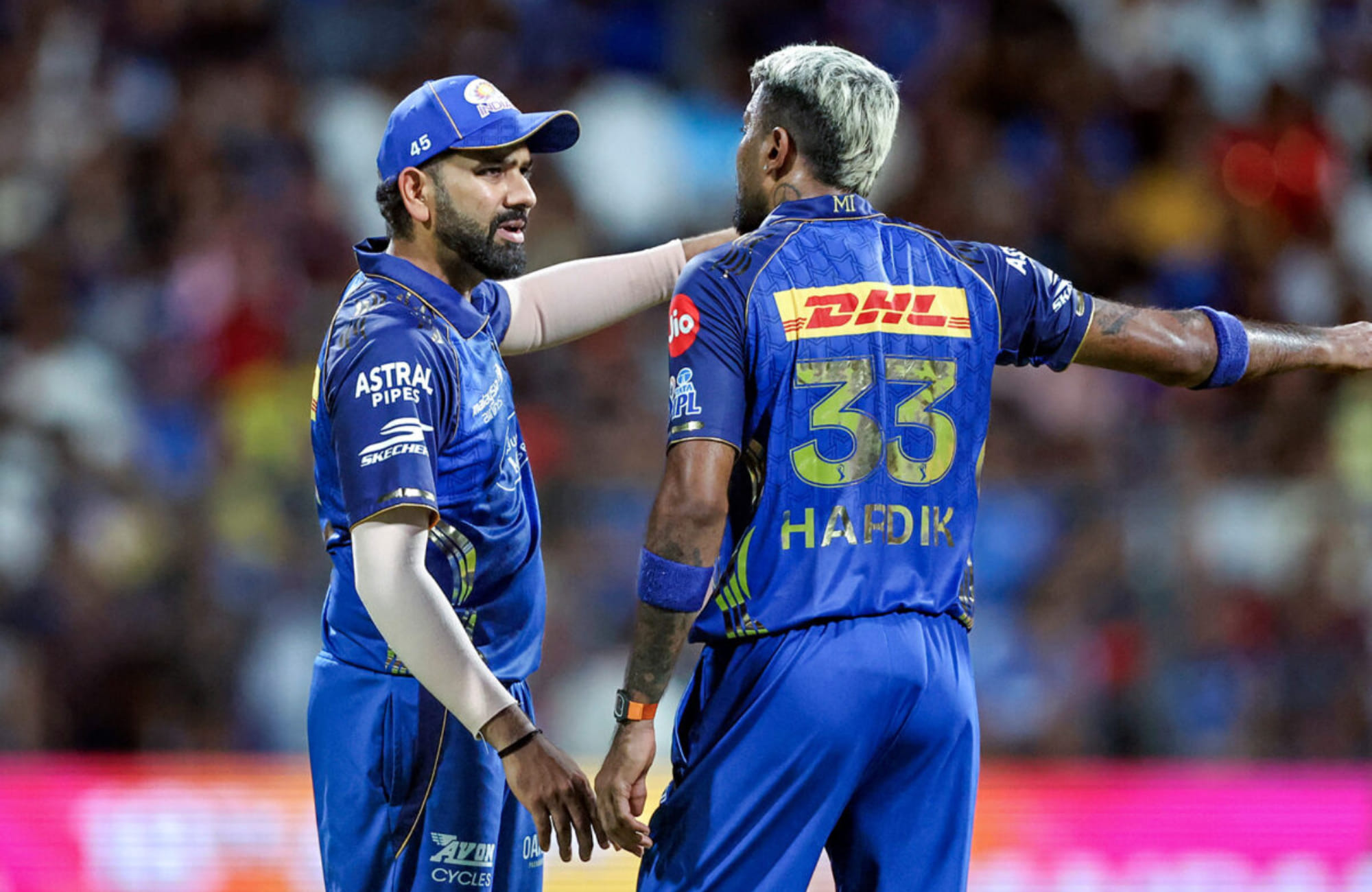 आईपीएल 2026 के बीच मुंबई इंडियंस को लगा बड़ा झटका; MI vs PBKS मैच से रोहित शर्मा हो सकते हैं बाहर