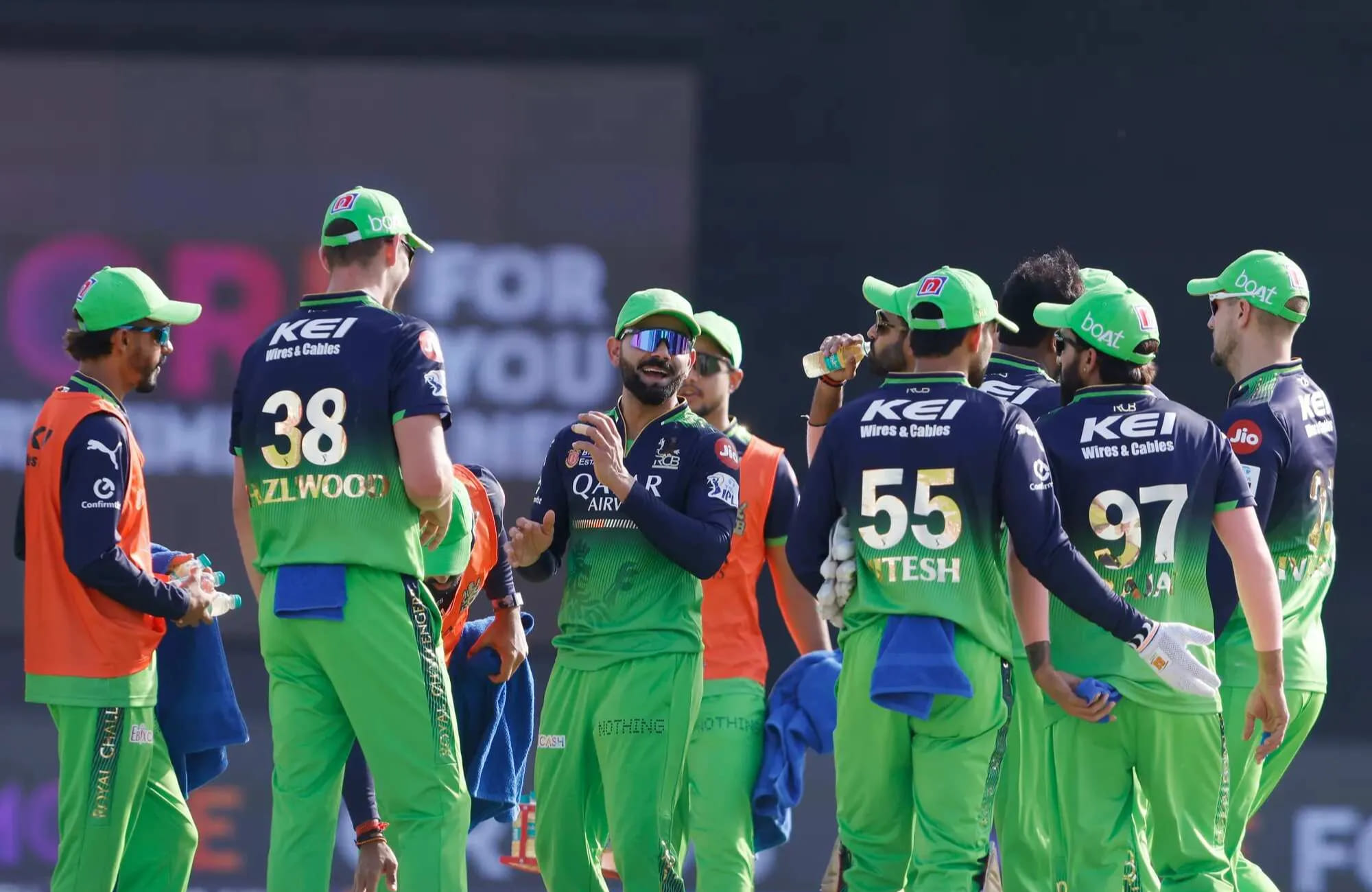 RCB ने दिल्ली कैपिटल्स के खिलाफ क्यों पहनी है ग्रीन जर्सी? जानिए आईपीएल 2026 के 26वें मैच में ऐसा करने का बड़ा कारण