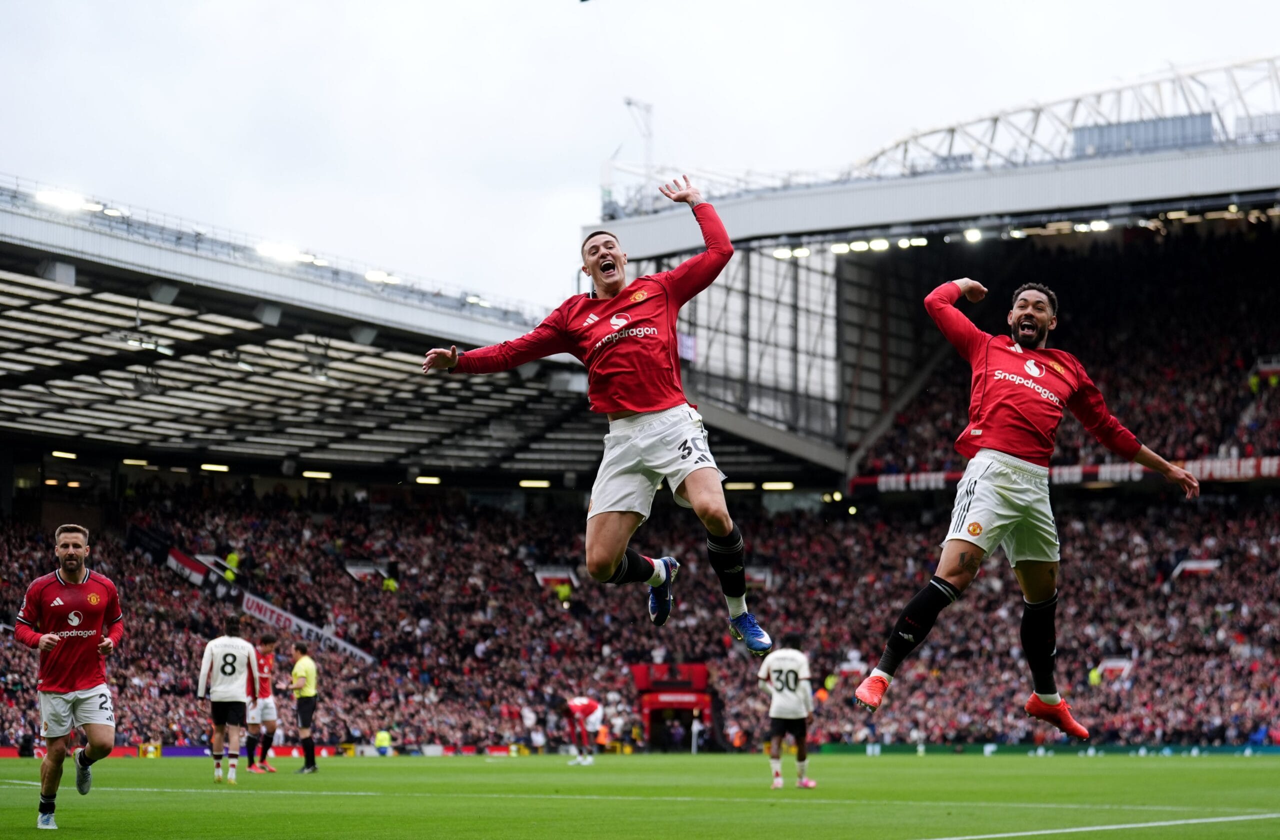 Benjamin Sesko of Manchester United celebrates scoring their second goal with Matheus Cunha