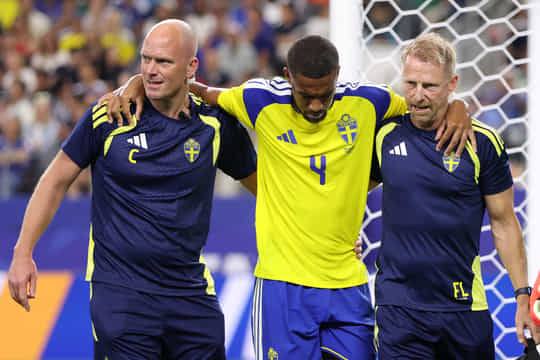Sweden defender suffers suspected hamstring injury against Japan at FIFA World Cup 2026