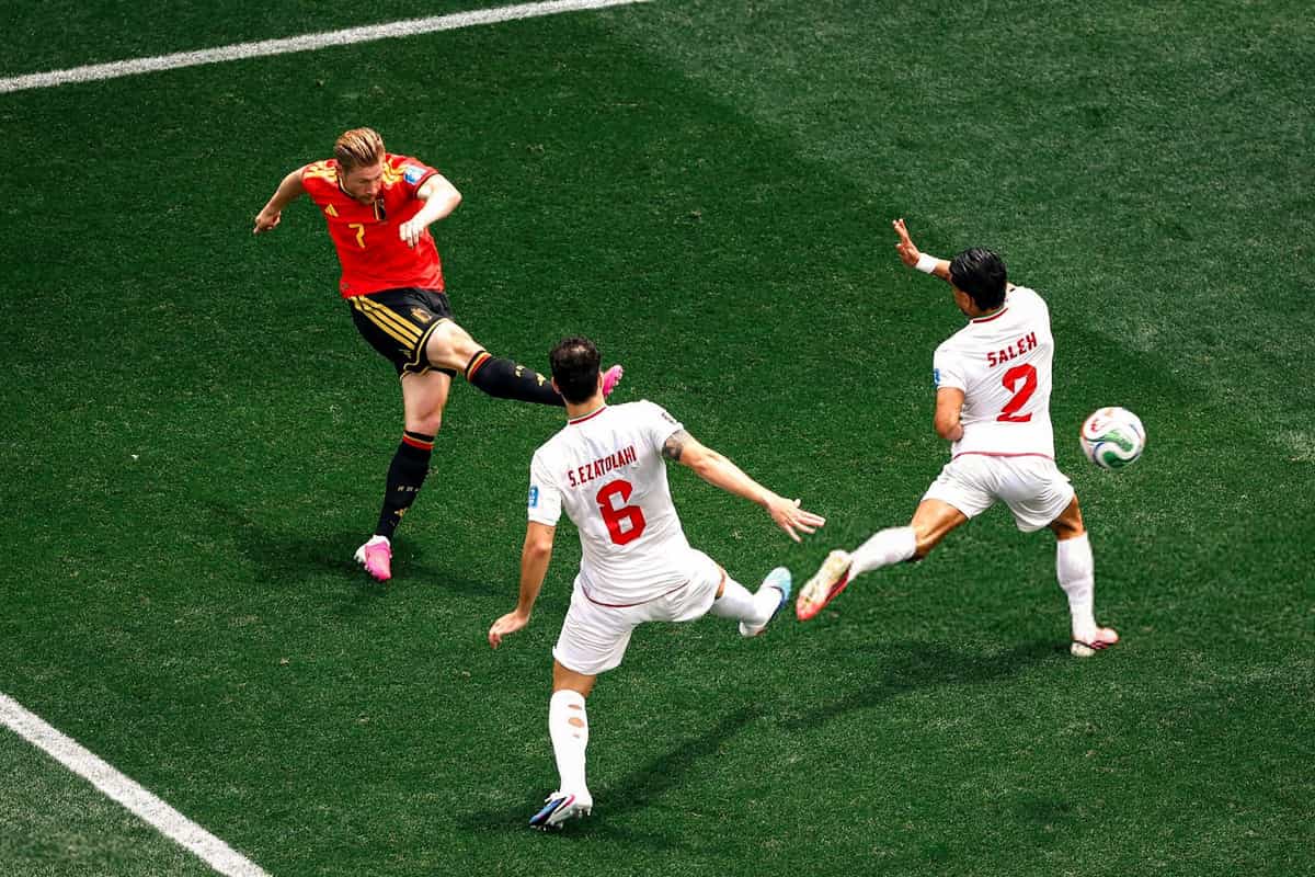 INGLEWOOD, CALIFORNIA - JUNE 21: Kevin De Bruyne #7 of Belgium shoots while Saeid Ezatolahi #6 and Saleh Hardani #2 of IR Iran attempt to block during the FIFA World Cup 2026 Group G match between Belgium and IR Iran at Los Angeles Stadium on June 21, 2026 in Inglewood, California. (Photo by Dean Mouhtaropoulos/Getty Images)