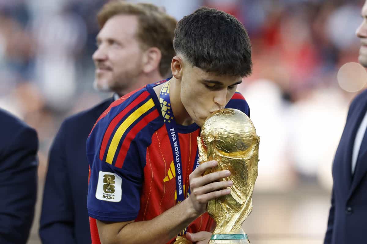 EAST RUTHERFORD, NEW JERSEY - Pau Cubarsi of Spain kisses the World Cup Trophy, FIFA World Cup Trophy, after the 2026 FIFA World Cup final between Spain and Argentina at the New York/New Jersey Stadium on July 19, 2026, in East Rutherford, New Jersey, United States. MAURICE VAN STEEN / ANP (Photo by ANP via Getty Images)