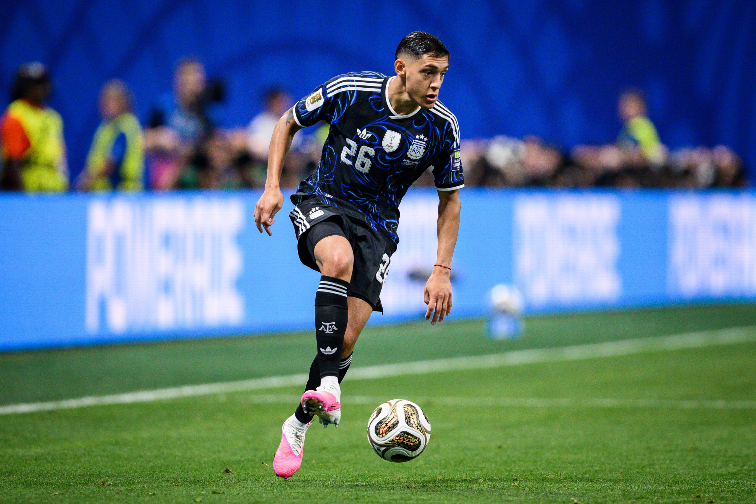 ATLANTA, GEORGIA - JULY 15: Nahuel Molina of Argentina controls the ball during the FIFA World Cup 2026 Semi Final match between England and Argentina at Atlanta Stadium on July 15, 2026 in Atlanta, Georgia. (Photo by Marvin Ibo Guengoer - GES Sportfoto/Getty Images)