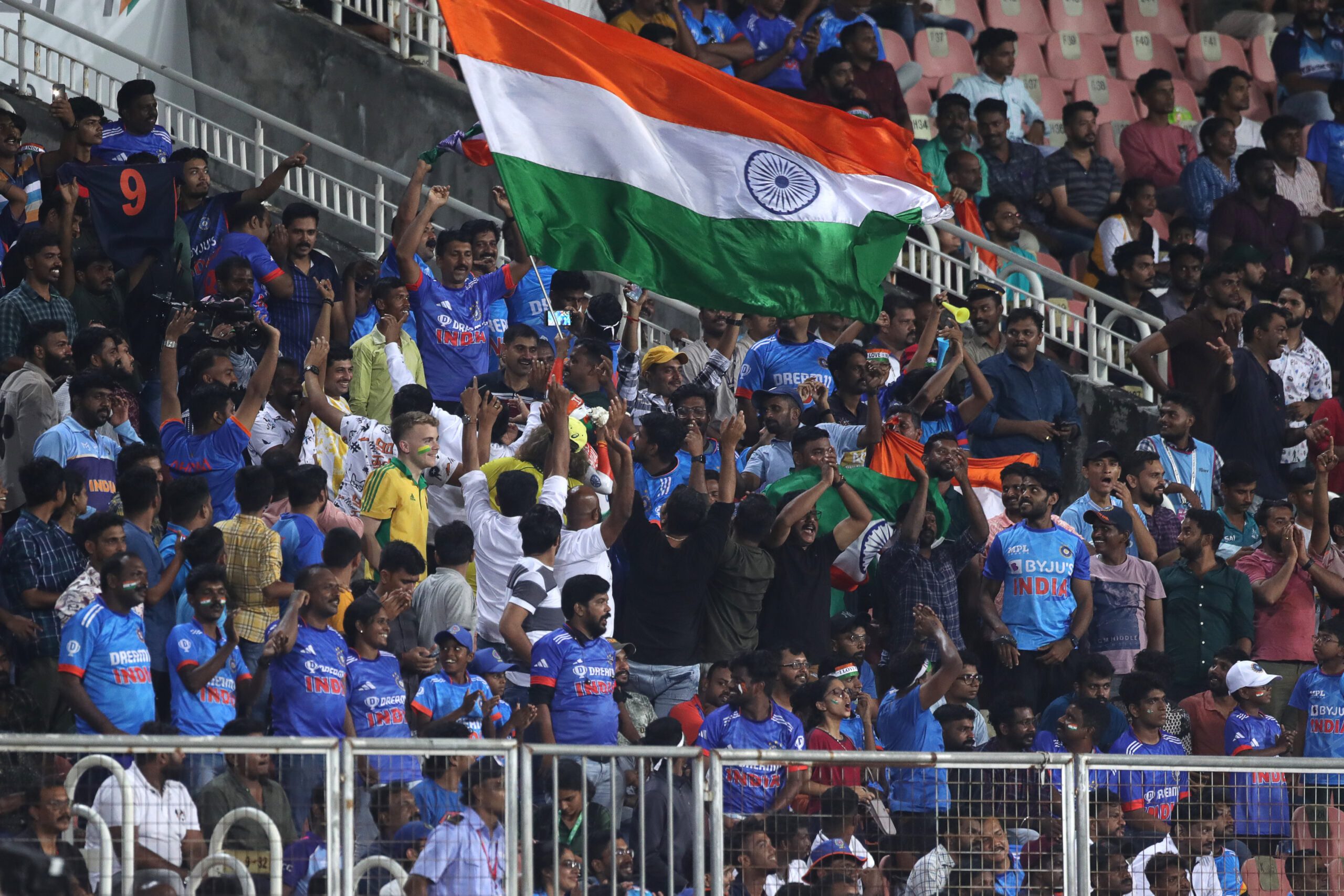 What is highest run-chase in ODIs at Thiruvananthapuram?